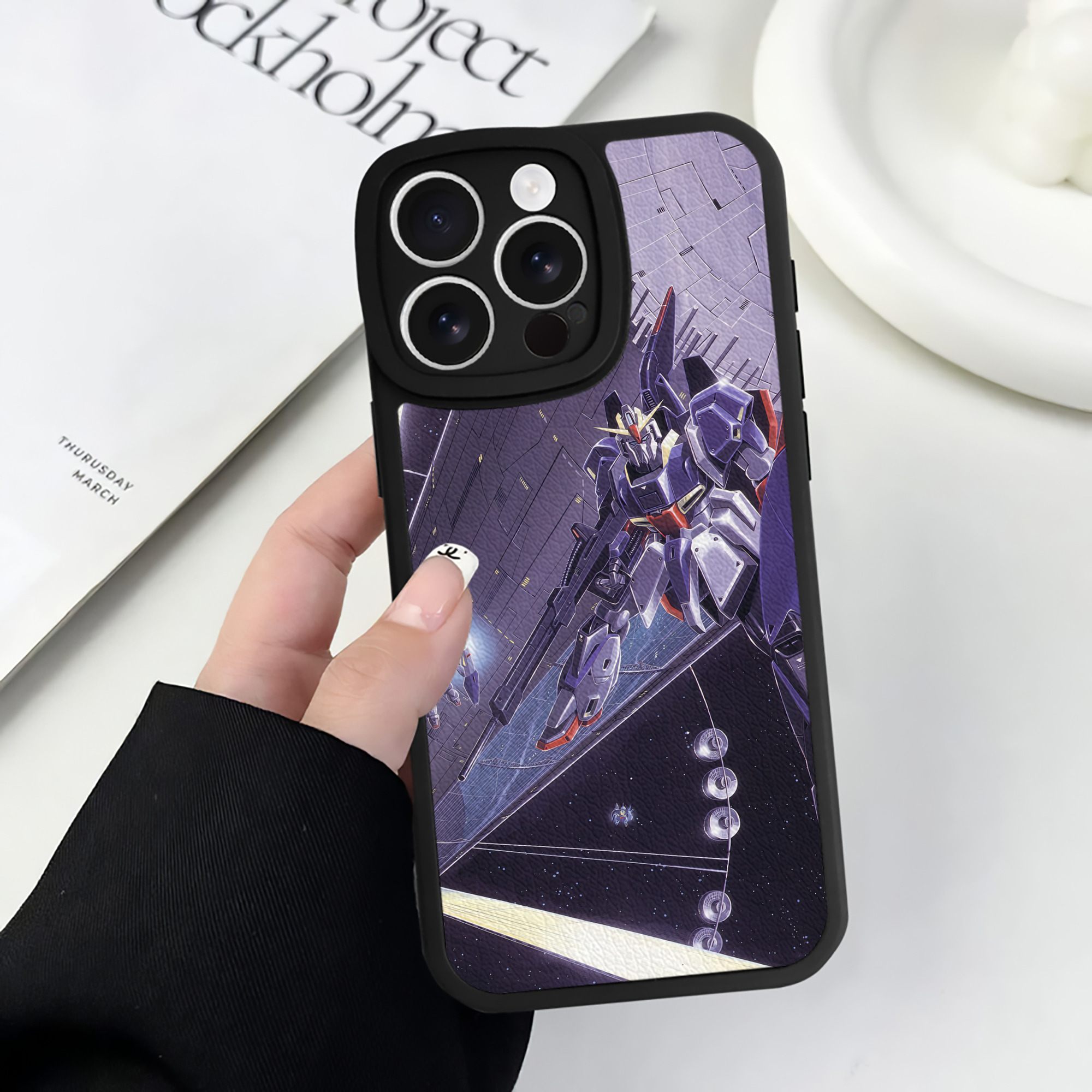 （画像用） 機動戦士ガンダム Mobile Suit Gundam 【iPhone 16シリーズ対応】シリコンスマホケース（レザー調） 材質：シリコン